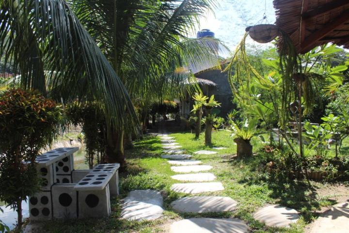 Eco Trekking Lodge, Bar & Jungle Tour'S Bukit Lawang Eksteriør billede